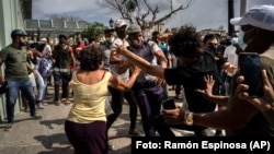 Agentes del régimen cubano detienen a manifestantes durante una protesta antigubernamental en La Habana, Cuba, el 11 de julio de 2021. 