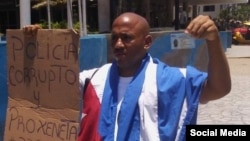 El activista cubano Maikel Herrera Bones, durante una protesta. (Richard Schirrmann/Facebook)