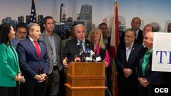 Congresista Carlos Giménez en conferencia de prensa en el Aeropuerto Internacional de Miami el 27 de febrero de 2025. 