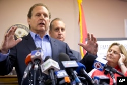 Lincoln Díaz-Balart, junto a su hermano, el representante federal Mario Díaz-Balart, republicano por Florida, y la representante estadounidense Ileana Ros-Lehtinen, republicana por Florida, el 12 de agosto de 2015, en Miami. (Foto AP/Wilfredo Lee)