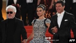 El director de cine Pedro Almodóvar junto a los actores Penélope Cruz y Antonio Banderas, protagonistas de "Dolor y gloria"