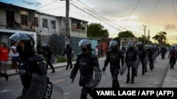 La policía antidisturbios recorre las calles luego de una manifestación contra el gobierno de Miguel Díaz-Canel en el municipio de Arroyo Naranjo, La Habana el 12 de julio de 2021. (AFP)