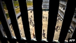 Vista desde una celda del Combinado del Este, en La Habana. (Adalberto Roque/AFP)