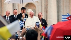 Este año se cumple una década de la primera visita del Papa Francisco a Cuba. En la foto, camina junto al Cardenal Jaime Ortega en el Centro Félix Varela en La Habana, el 20 de septiembre de 2015. AFP PHOTO/JORGE BELTRAN 